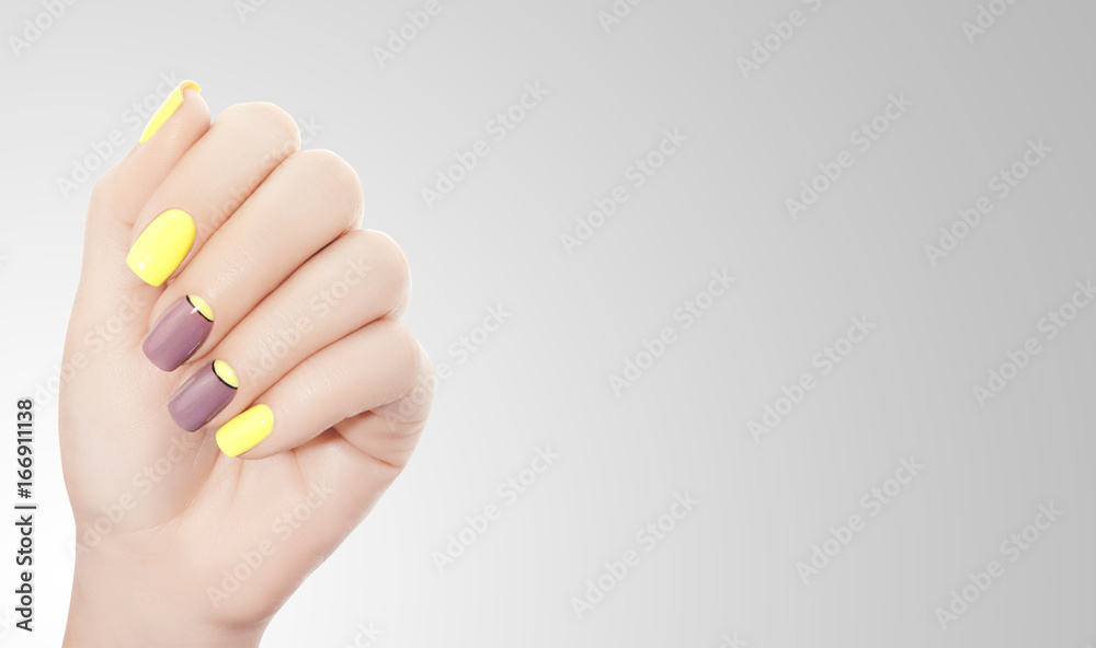 Schönes und modernes Nageldesign Schönes und modernes Nageldesign
