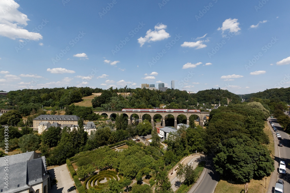 Obraz premium Alte Brücke in der Stadt Luxemburg