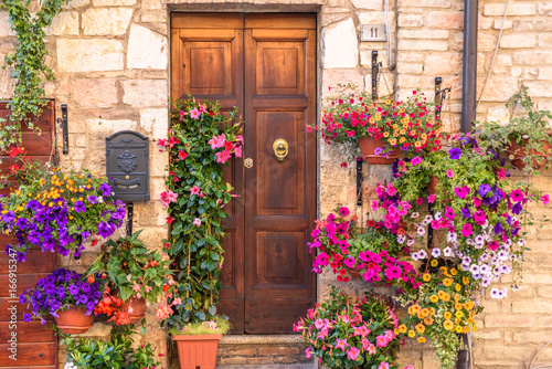 Fototapeta Naklejka Na Ścianę i Meble -  Door surronded by flowers