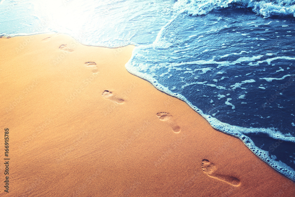 Fußspuren im Sand am Strand Stock-Foto | Adobe Stock