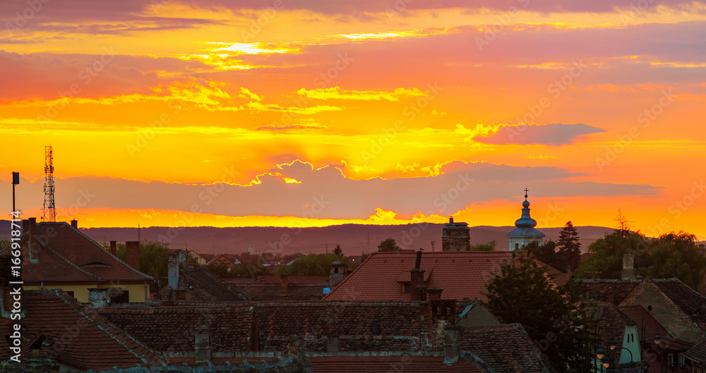 Obraz premium Awesome scenery of sunset over the ancient european city Sibiu in Romania