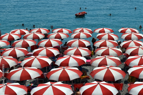 Sonnenschirme am Strand photo