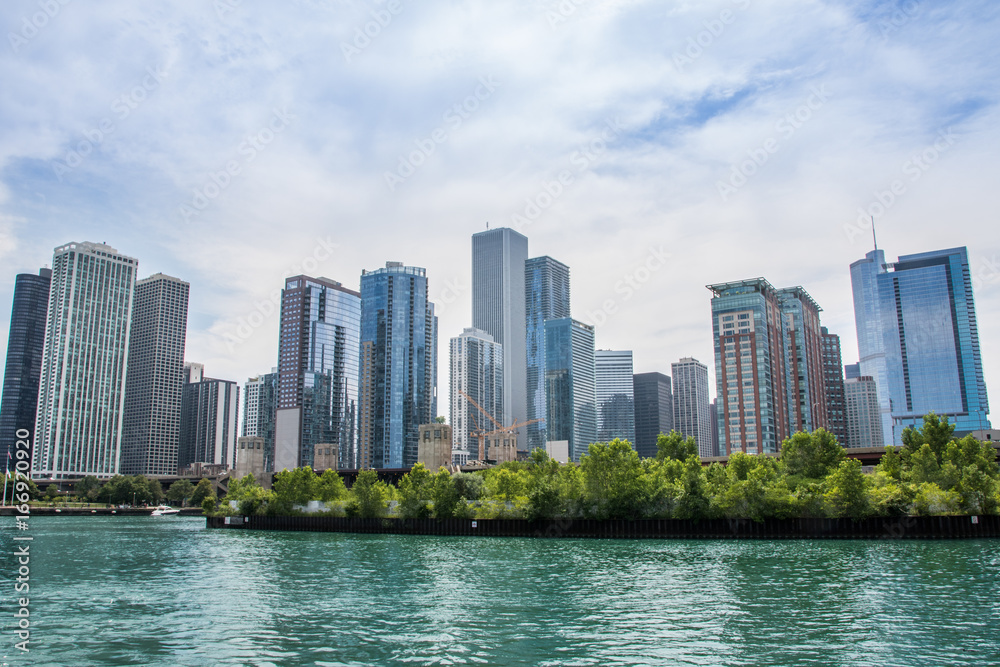 Skyline mit Hochhäusern am Chicago River, Chicago, Illinois