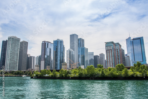 Skyline mit Hochh  usern am Chicago River  Chicago  Illinois