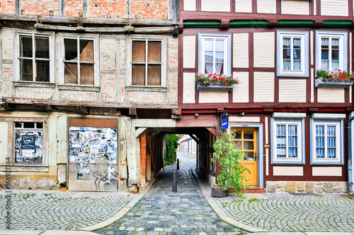 unsanierter und sanierter Hausteil in der Altstadt von Halberstadt photo