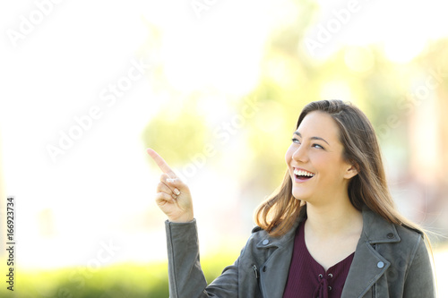 Принти на полотні Presenter woman pointing at side