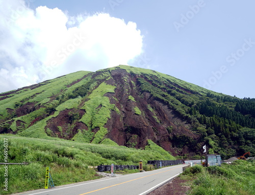 2016年4月の熊本地震で崩落した阿蘇山の杵島岳(きしまだけ)　1年3か月後の様子 photo