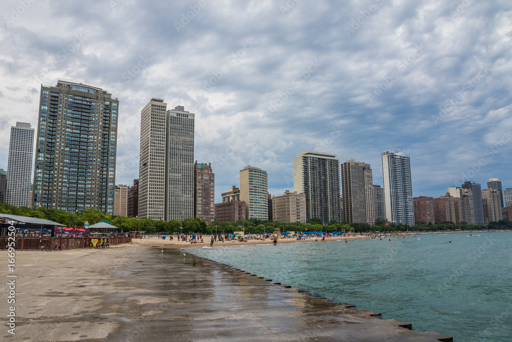 Fototapeta premium Oak street beach, im Hintergrund Wolkenkratzer Skyline, Chicago