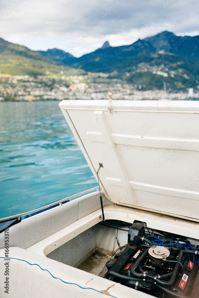 Obraz premium motorboat engine failure