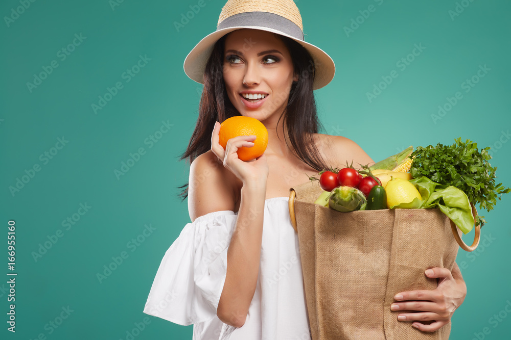 Young woman holding grocery paper shopping bag full of fresh vegetables. Diet healthy eating concept
Young woman holding grocery paper shopping bag full of fresh vegetables. Diet healthy eating concept