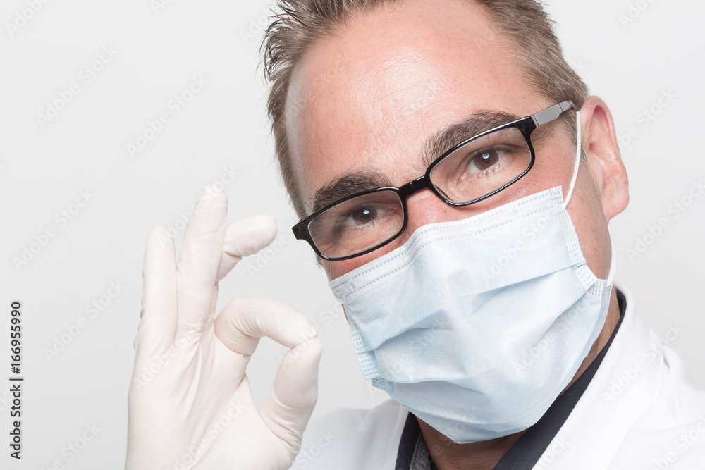 Arzt mit Mundschutz und Handschuhen zeigt Alles in Ordnung Stock Photo |  Adobe Stock