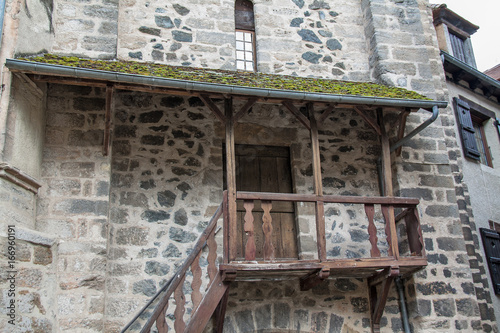 Beaulieu sur Dordogne. Balcon en bois de maison ancienne . Corrèze. Nouvelle Aquitaine
