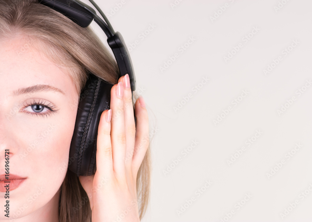 Mädchen/ Teenager/ junge Fau hört Musik Mädchen/ Teenager/ junge Fau hört Musik