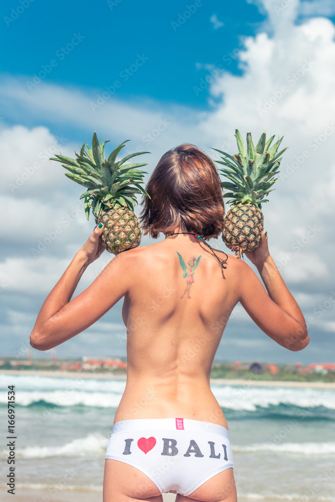 Foto de Sexy tropical woman butt close up with exotic pineapple