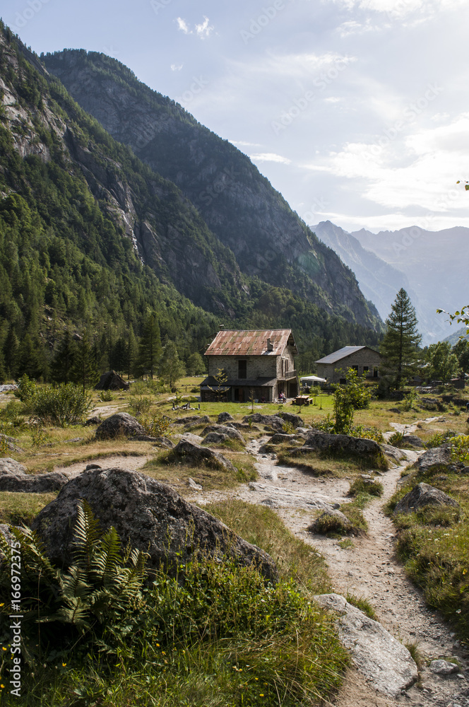 Italia: rifugio di montagna nella Val di Mello, una valle verde circondata da montagne di granito e boschi, ribattezzata la Yosemite Valley italiana dagli amanti della natura