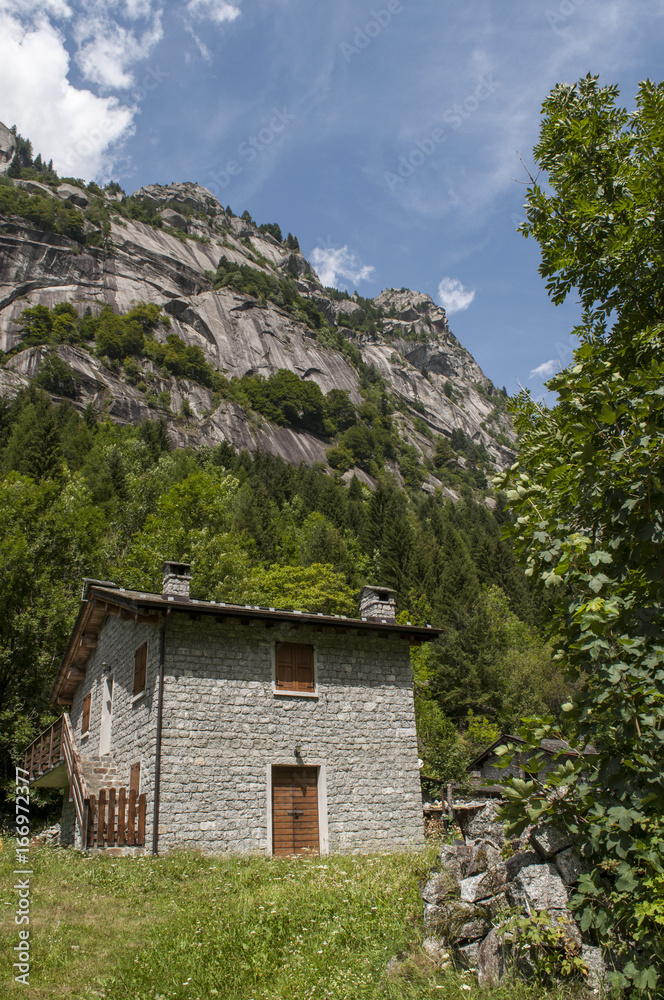 Italia: rifugio di montagna nella Val di Mello, una valle verde circondata da montagne di granito e boschi, ribattezzata la Yosemite Valley italiana dagli amanti della natura