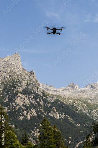 Italia: un drone in volo nella Val di Mello, una valle verde circondata da montagne di granito e boschi, ribattezzata la Yosemite Valley italiana dagli amanti della natura © Naeblys