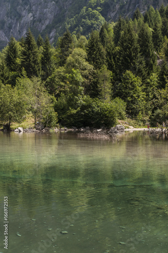 Italia: il lago alpino della Val di Mello, una valle verde circondata da montagne di granito e boschi, ribattezzata la Yosemite Valley italiana dagli amanti della natura