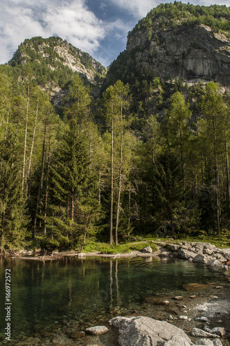 Fototapeta Naklejka Na Ścianę i Meble -  Italia: il lago alpino della Val di Mello, una valle verde circondata da montagne di granito e boschi, ribattezzata la Yosemite Valley italiana dagli amanti della natura