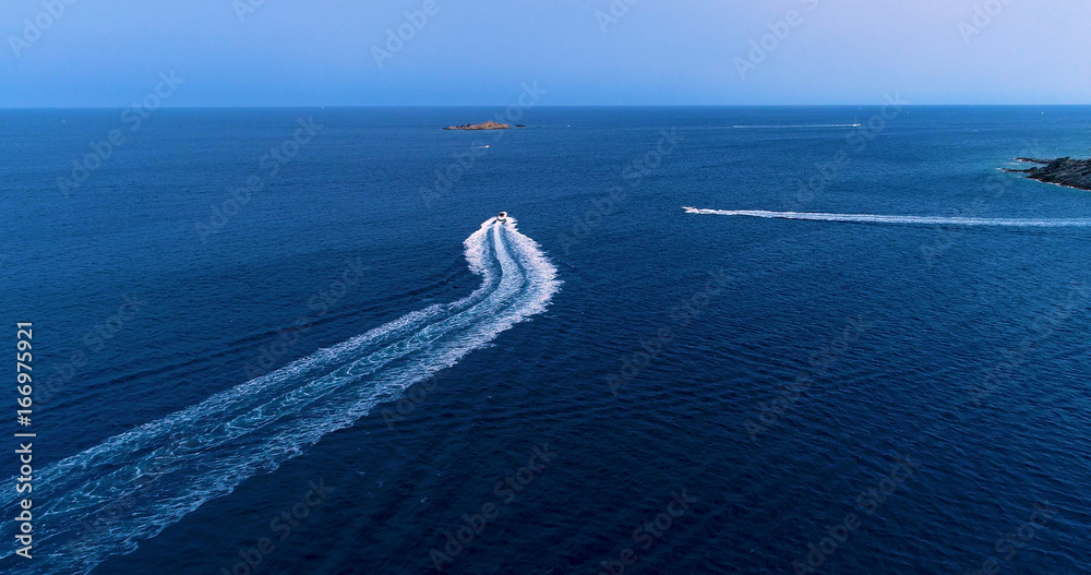 sillage de bateaux a moteur en mer, Espagne 