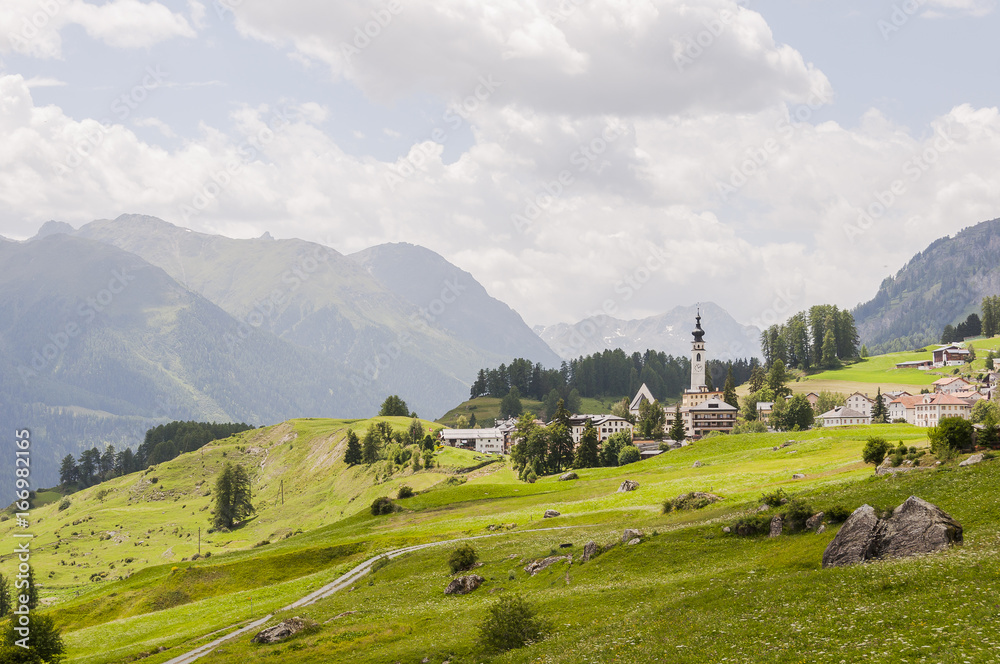 Ftan, Dorf, Engadin, Unterengadin, Engadinerhäuser, Kirche, Wanderweg, via Engiadina, Bergbauer, Graubünden, Alpen, Sommer, Schweiz Ftan, Dorf, Engadin, Unterengadin, Engadinerhäuser, Kirche, Wanderweg, via Engiadina, Bergbauer, Graubünden, Alpen, Sommer, Schweiz