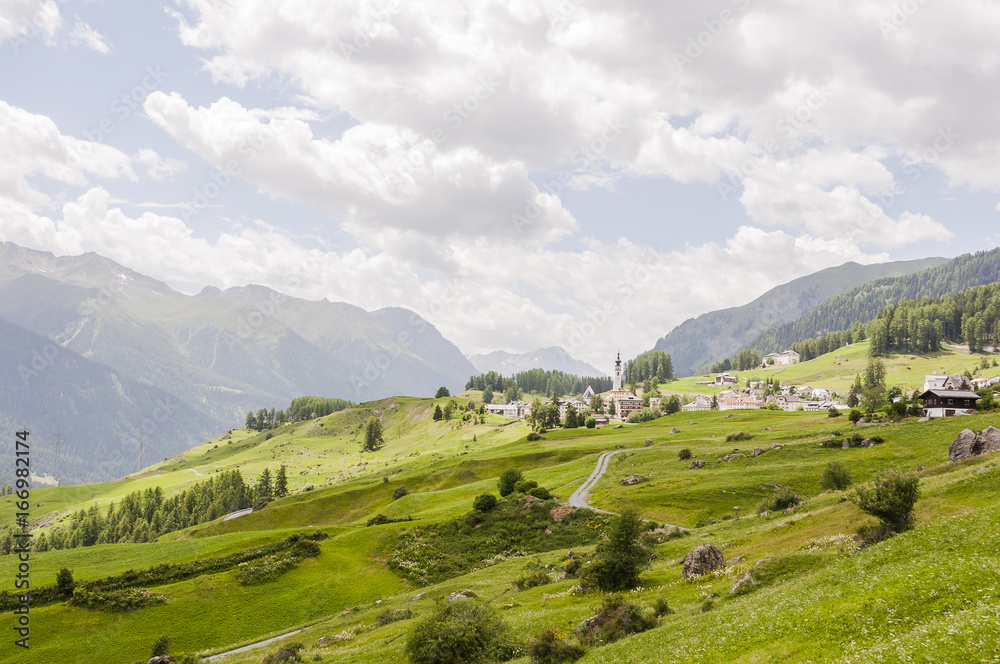 Ftan, Dorf, Kirche, Engadin, Unterengadin, Wanderweg, via Engiadina, Landwirtschaft, Alpen, Graubünden, Sommer, Schweiz