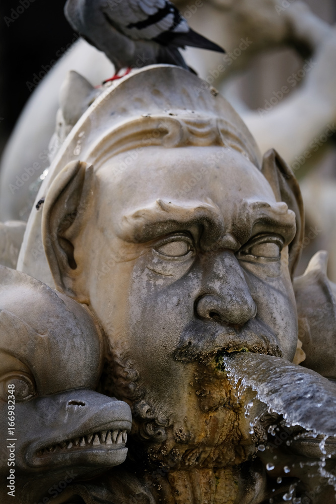 Mascherone con getto d'acqua dalla fontana di Piazza del Pantheon