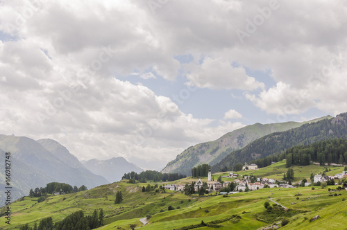 Ftan, Dorf, Kirche, Bergdorf, Engadin, Unterengadin, Wanderweg, Bergbauer, Landwirtschaft, Alpen, Graubünden, Sommer, Schweiz © bill_17