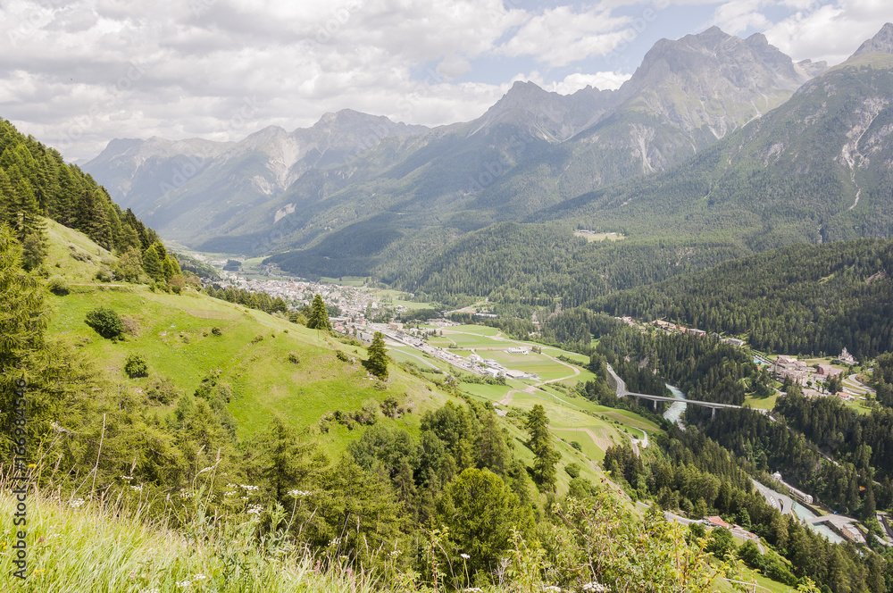 Fototapeta premium Scuol, Dorf, Bergdorf, Engadin, Unterengadin, Inn, Inntal, Graubünden, Alpen, Motta Naluns, Wanderweg, Panoramaweg, Sommer, Schweiz