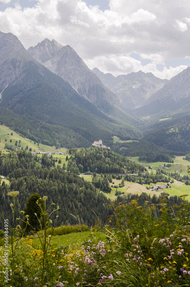 Scuol, Dorf, Tarasp, Schloss, Schloss Tarasp, Wanderweg, Engadin, Unterengadin, via Engiadina, Alpen, Graubünden, Sommer, Schweiz Scuol, Dorf, Tarasp, Schloss, Schloss Tarasp, Wanderweg, Engadin, Unterengadin, via Engiadina, Alpen, Graubünden, Sommer, Schweiz