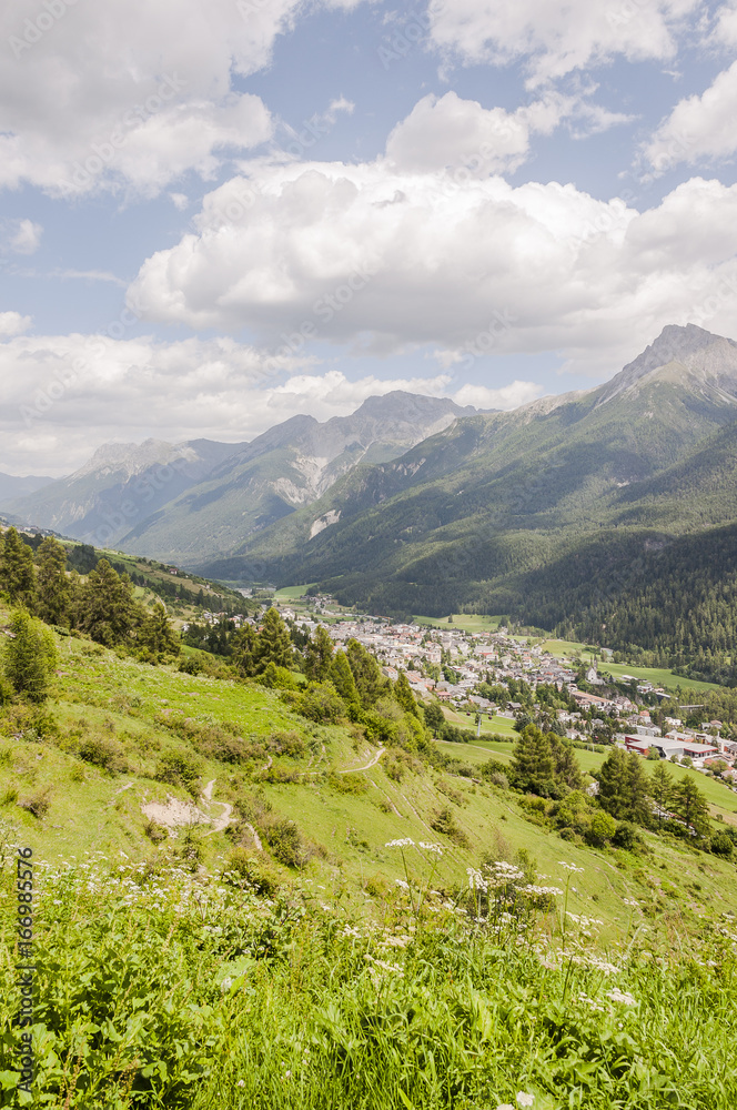 Scuol, Dorf, Bergdorf, Engadin, Unterengadin, Alpen, via Engiadina, Wanderweg, Nationalpark, Sommer, Inn, Inntal, Graubünden, Schweiz Scuol, Dorf, Bergdorf, Engadin, Unterengadin, Alpen, via Engiadina, Wanderweg, Nationalpark, Sommer, Inn, Inntal, Graubünden, Schweiz