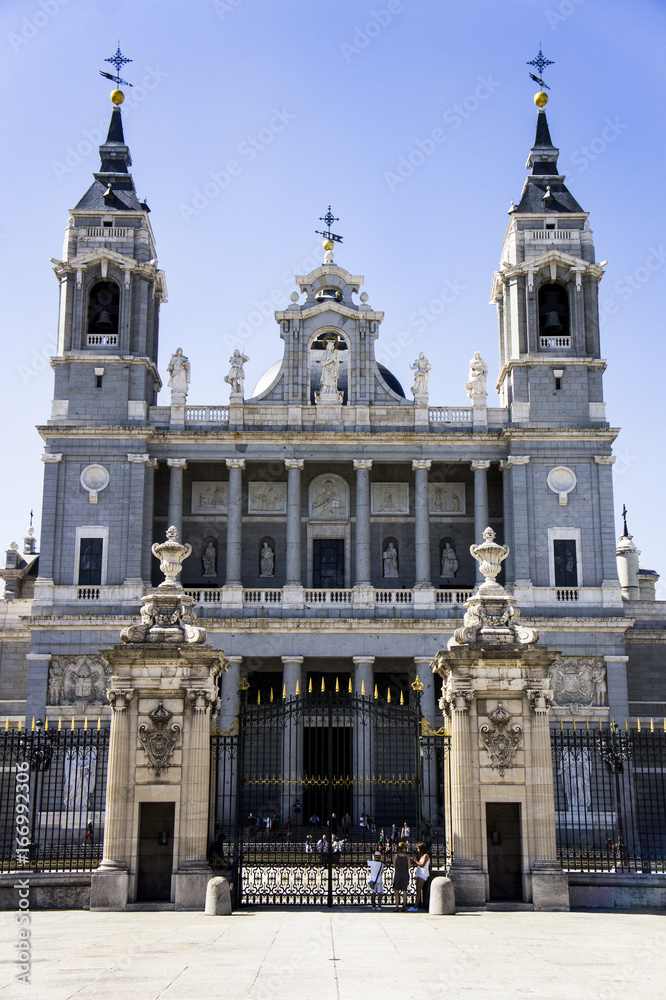 Vue sur Cathédrale de Santa María de La Almudena de Madrid avec Palais Royal de Madrid en Espagne