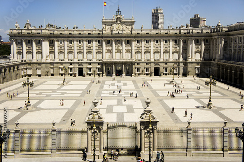 Vue sur Palais Royal de Madrid et Place de l'Armurerie en Espagne