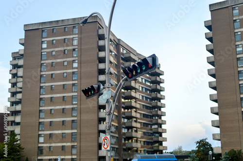 Foto Traffic light in Montreal downtown among the buildings