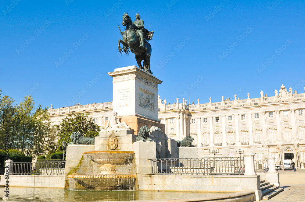 Obraz premium Equestrian statue in Madrid