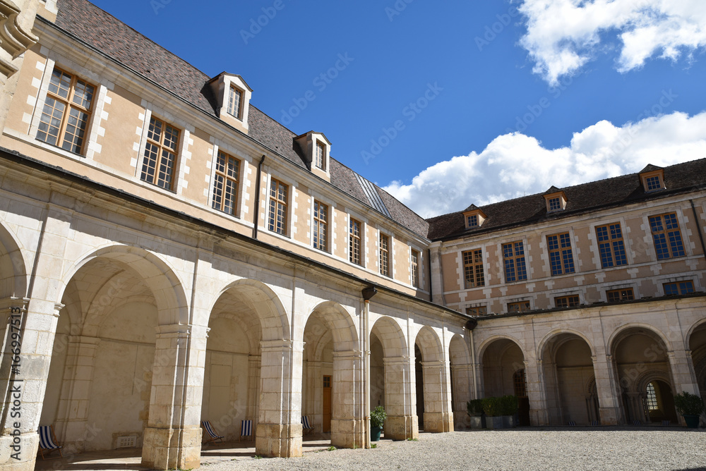 Cloître de l'abbaye Saint-Germain à Auxerre en Bourgogne, France