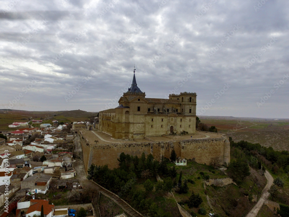 Foto con drone de monasterio de Uclés en Cuenca, España