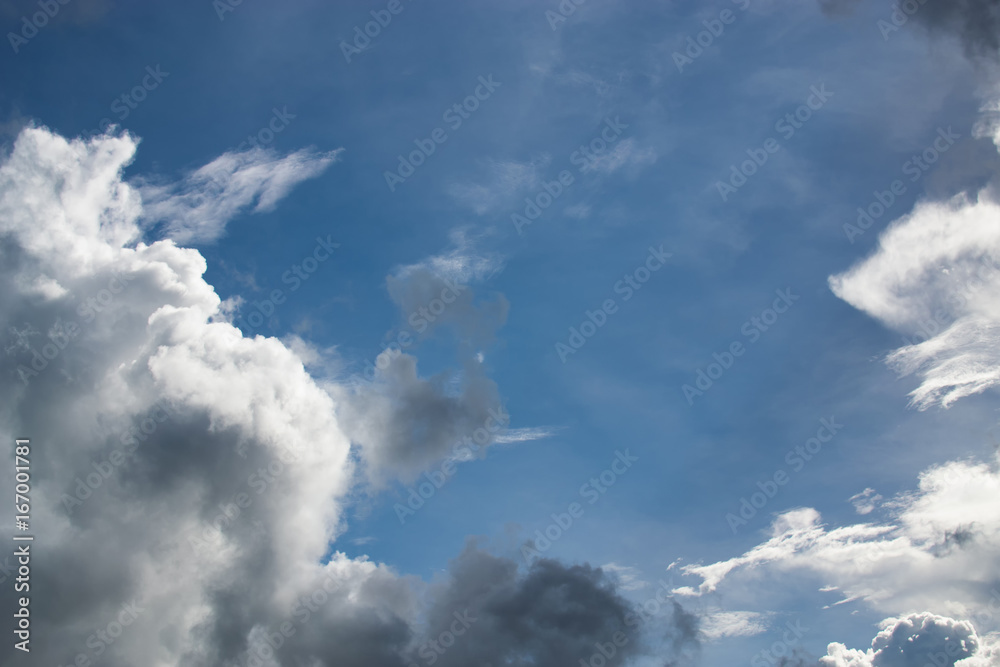 Obraz premium Clouds are divided into layers in the evening with light.