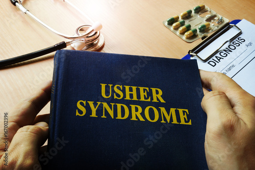 Fotografía Hands holding book Usher syndrome.