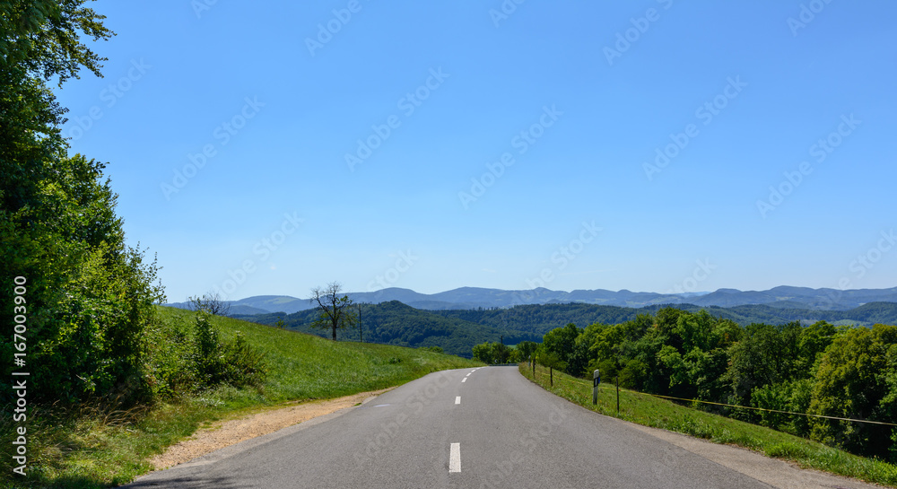 Strasse mit bergen und blauem Himmel 