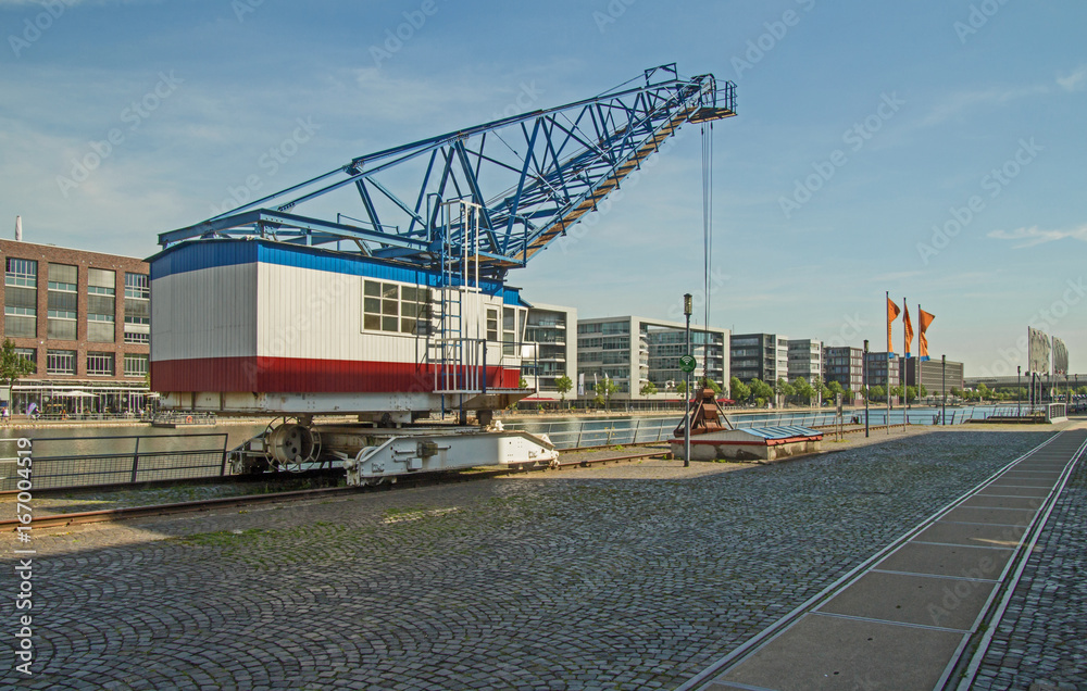 Duisburg Innenhafen mit Kran