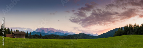 Almhütte und Berge in den Alpen in Deutschland