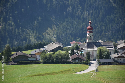 Osttirol, Anras, Ried, Unterried, Pustertal, Pustertaler Höhenstraße, Dorf, Bergdorf, Siedlung, Kirche, Straße, Unterried photo