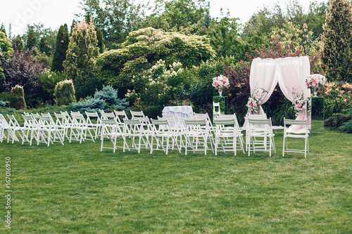 Arch and chairs for the wedding ceremony