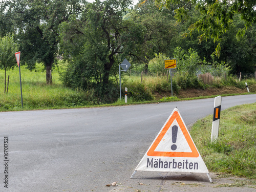 Achtung Mäharbeiten Warnung Schild photo