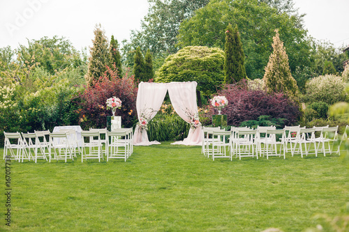 Fototapeta Naklejka Na Ścianę i Meble -  Arch and chairs for the wedding ceremony
