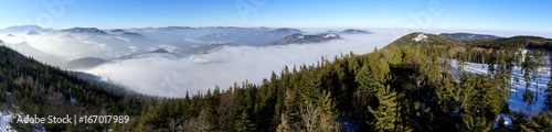 Traumhafte Panorama Aussicht auf Winterlandschaft im Nebel