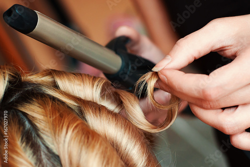 hairdresser curl hair