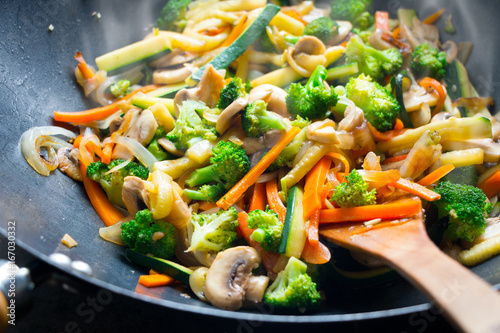 Tablou canvas Wok stir fry with vegetables