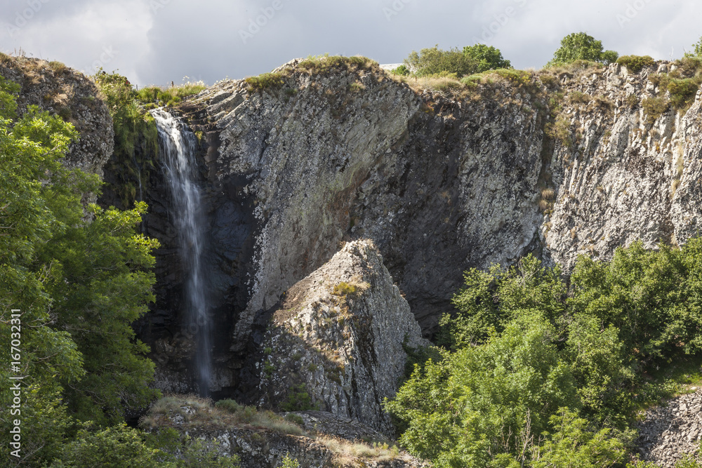 Obraz premium Grotte et Cascade de Déroc en Aubrac